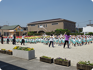 全園児揃って園庭で体操をします