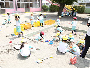 園庭で元気に遊びます